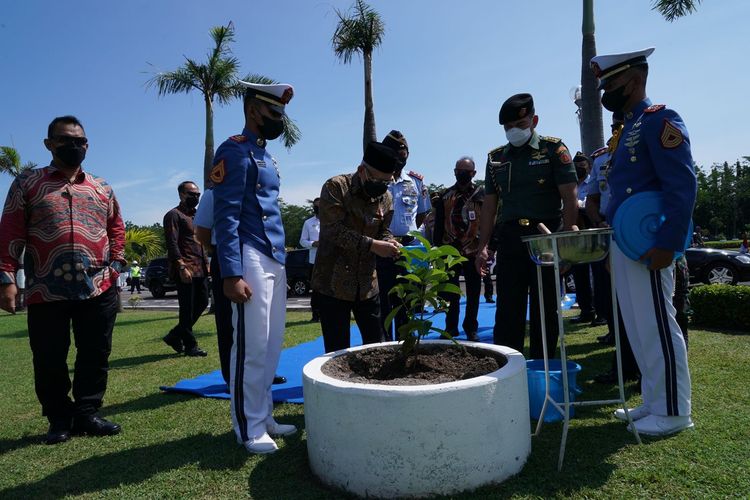 Wakil Presiden Ma'ruf Amin menanam pohon jambu bol saat berkunjung ke Markas Komando Akademi Angkatan Udara (AAU), Yogyakarta, Jumat (22/4/2022) siang.