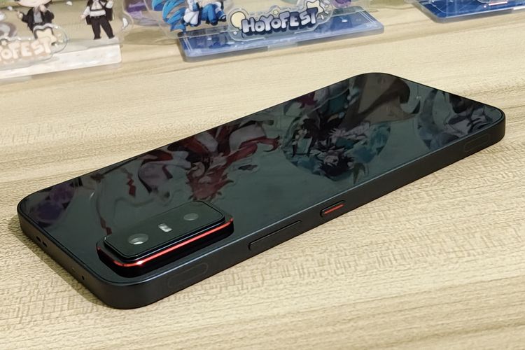 Bagian bingkai kanan Infinix GT 30 Pro yang disertai tombol volume, power, dan tombol kapasitif GT Trigger di bagian bawah dan atasnya untuk kontrol di dalam game.