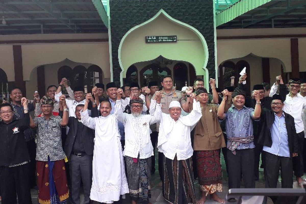 Pemerintah Kota Jakarta Barat bersama Forum Kerukunan Umat Beragama (FKUB), jajaran Polri, TNI dan Putri Indonesia 2018 memasang 1.000 spanduk peringatan adanya kampanye di tempat ibadah pada Jumat (11/1/2019).