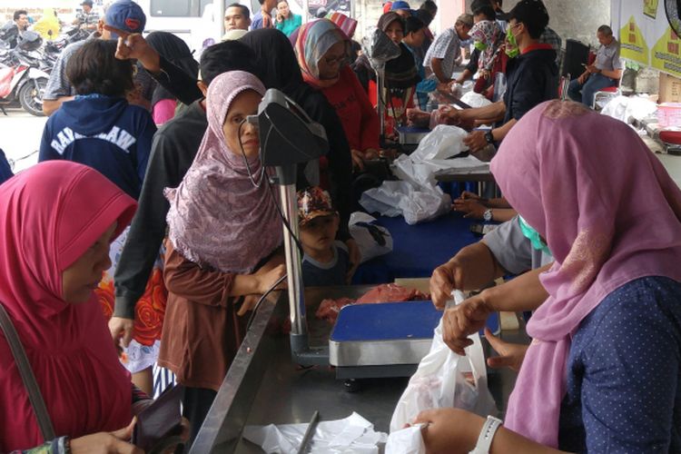 Pasar murah daging digelar di Kranggan, Bekasi, Kamis (22/6/2017). Harga daging sapi segar maupun beku yang ditawarkan jauh lebih murah dibanding harga pasar. Pasar murah digelar hingga 30 Juni 2017.