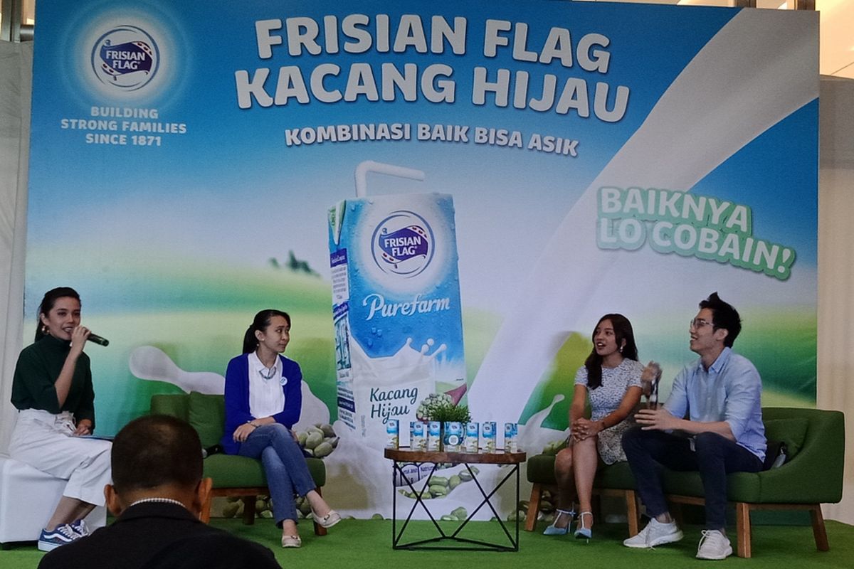 Nutrisionis Alvin Hartanto, Presenter Nadia Soekarno dan Marketing Director Consumer Dairy Frisian Flag Indonesia Felicia Julian (kedua dari kiri) dalam sebuah talkshow di Jakarta, Rabu (25/4/2018).