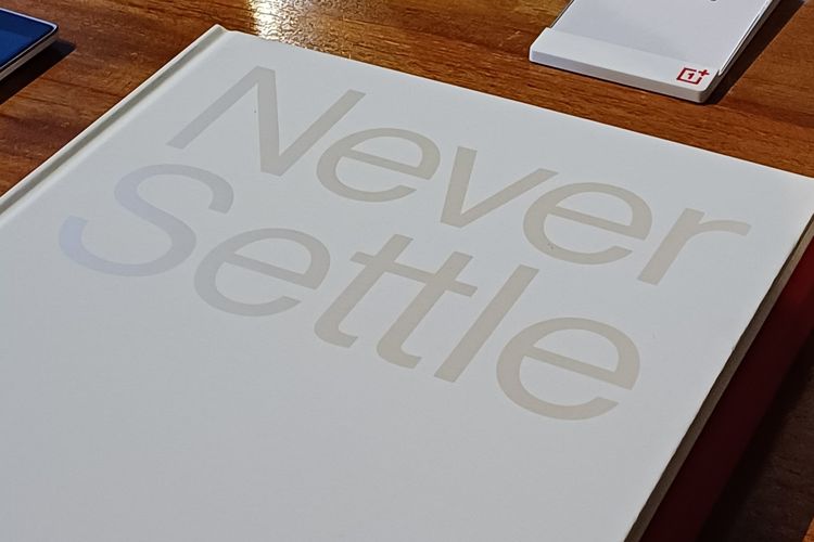 Ilustrasi slogan OnePlus Never Settle.