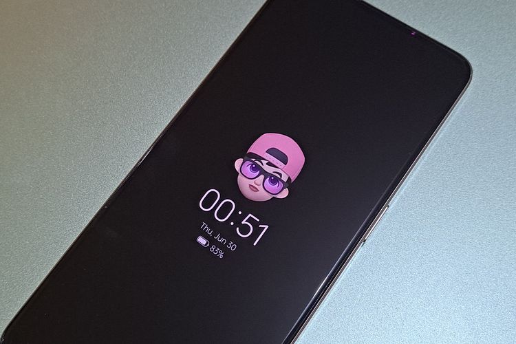 Ilustrasi avatar 3D Omoji di tampilan lockscreen Oppo Reno7 4G.