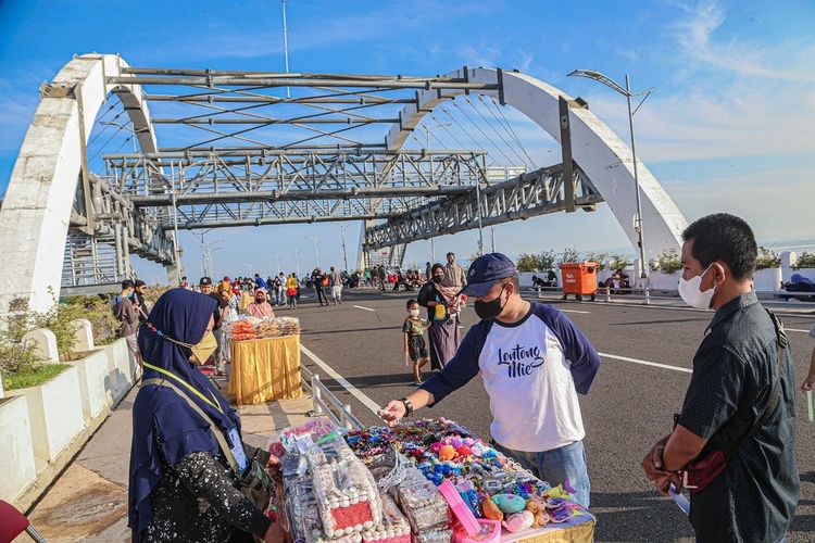Pemerintah Kota (Pemkot) Surabaya melakukan uji coba pembukaan Jembatan Suroboyo yang dikhususkan bagi pejalan kaki pada akhir pekan ini, Minggu (23/1/2022).