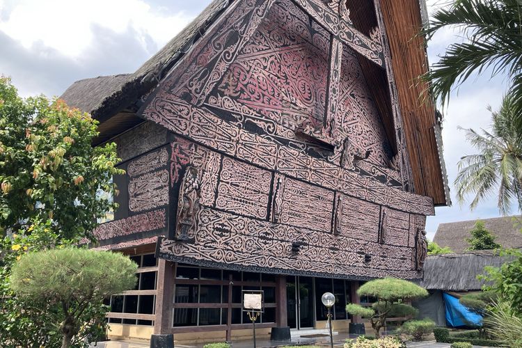 Rumah adat Batak Toba di Anjungan Sumatera Utara, Taman Mini Indonesia Indah, Jakarta, Senin (13/9/2021).