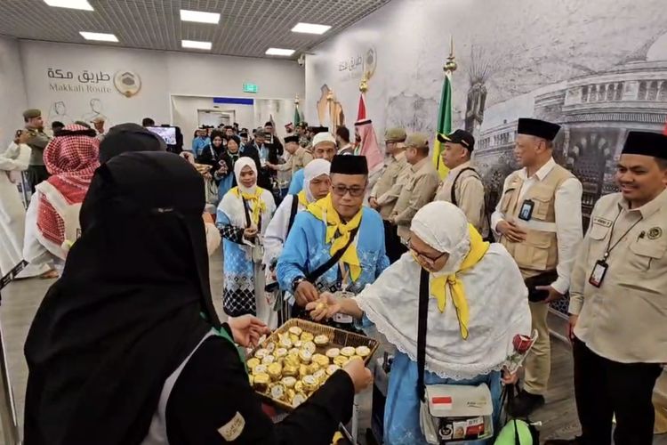 Jemaah Haji Mulai Tiba di Madinah, Disambut dengan Bunga Mawar dan Kurma