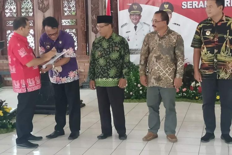 Bupati Semarang Ngesti Nugraha secara simbolis menyerahkan pengelolaan pasar ke pemerintah desa