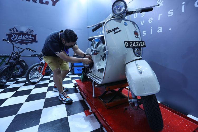 Konversi vespa klasik menjadi vespa listrik hasil modifikasi Elders Garage dipamerkan di ajang Periklindo Electric Vehicle Show (PEVS) 2022 di JIExpo Kemayoran, Kamis (28/7/2022). Butuh waktu 3 jam untuk melakukan modifikasi ini.