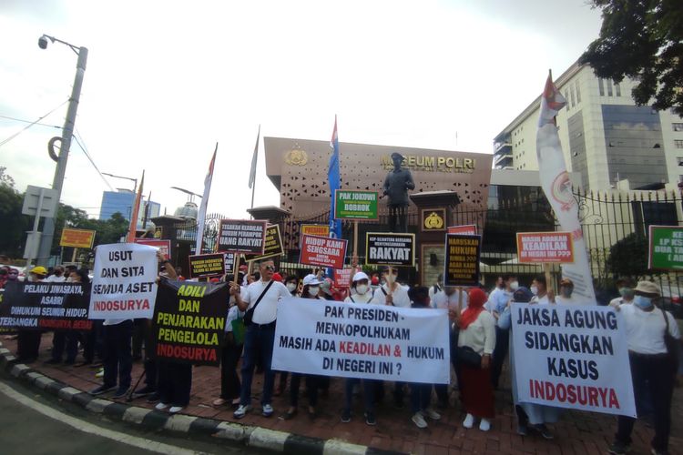 Para korban penipuan dan penggelapan Koperasi Simpan Pinjam (KSP) Indosurya Cipta melakukan aksi demonstrasi sekitar Gedung Museum Mabes Polri, Jakarta, Selasa (28/6/2022) siang.