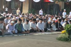 Gubernur Anies Shalat Idul Adha di Balai Kota Bersama Istri dan Anaknya