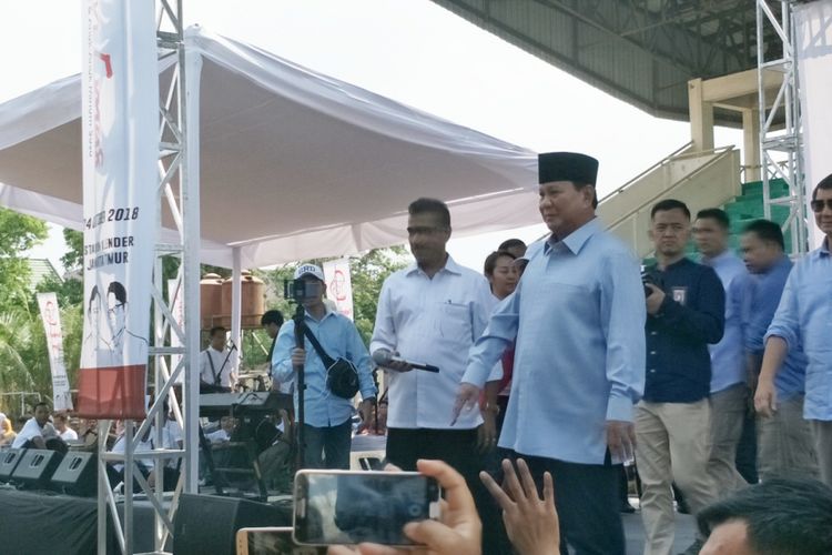 Calon presiden nomor urut 02 Prabowo Subianto mendeklarasikan Gerakan Emas atau Gerakan Emak-Emak dan Anak Minum Susu di Stadion Klender, Jakarta Timur, Rabu (24/10/2018).