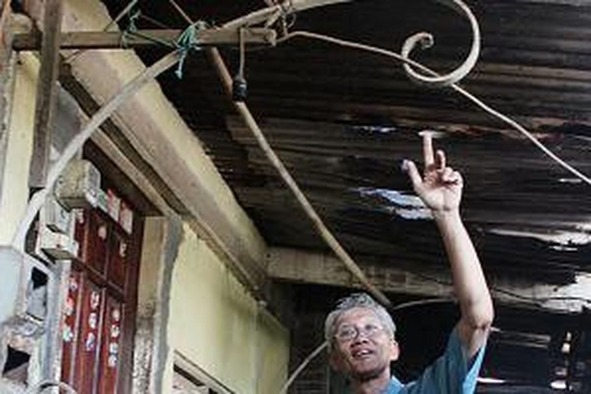 Tjahjono Rahardjo, dosen Universitas Katolik Soegijapranata, Semarang, yang juga anggota komunitas pencinta kereta api Indonesian Railway Preservation Society Korwil Semarang, Kamis (20/2/2014), menunjukkan konsol besi yang merupakan jejak Stasiun Samarang. Stasiun yang dibangun pada 1864 itu adalah stasiun kereta api pertama di Indonesia. 