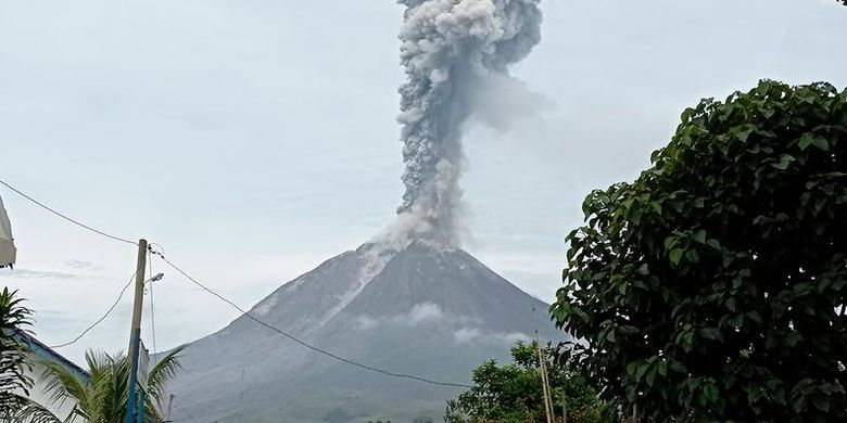 Indonesia: Locals warned as Mount Sinabung erupts - Vimarsana News