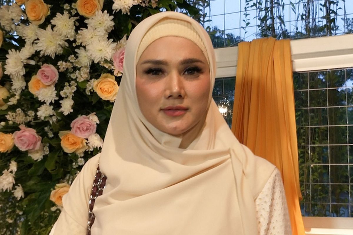 Penyanyi Mulan Jameela saat ditemui di peluncuran IM Syari x Dhini Aminarti di Hotel Aviary, Tangerang Selatan, Selasa (22/1/2019).