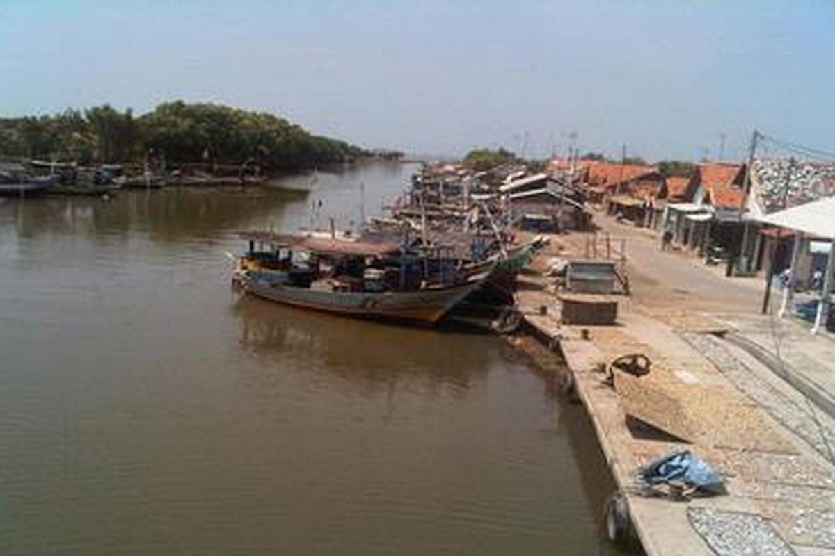 Ilustrasi: Puluhan kapal tradisional di Kelurahan Muarareja, Kecamatan Tegal Barat, Kota Tegal, Jawa Tengah, dibiarkan teronggok di pelabuhan, karena hasil tangkapan sedikit. Oleh karena itu, para nelayan berharap adanya program transmigrasi nelayan.