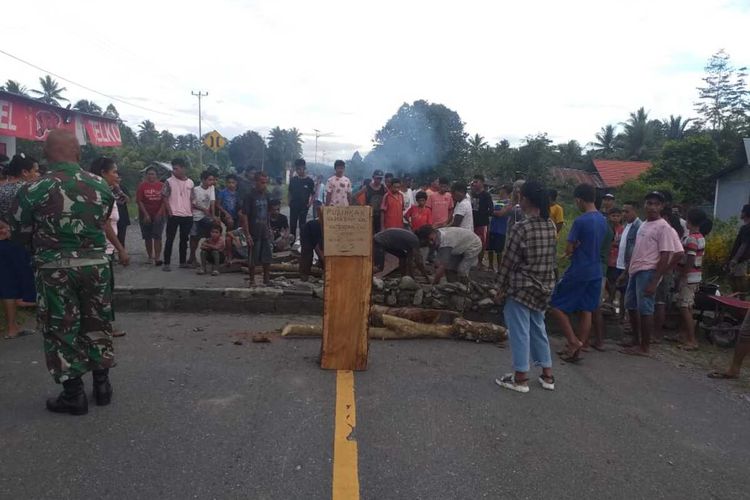 Warga Desa Watludan Kecamatan Waipia, Kabupaten Maluku Tengah memblokade Jalan Trans Seram, Kamis petang (8/7/2021). Pemblokiran jalan dilakukan warga setelah mereka mengambil jenazah pasien positif di RSUD Masohi