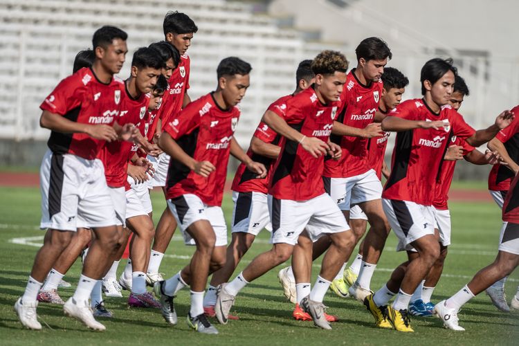 Sejumlah pesepak bola Timnas U23 Indonesia mengikuti sesi latihan di Stadion Madya, Komplek GBK, Senayan, Jakarta, Senin (23/6/2025). Timnas U23 Indonesia  mulai menjalani pemusatan latihan di Jakarta sebagai persiapan Piala AFF U23 2025 atau ASEAN U23 Championship 2025.