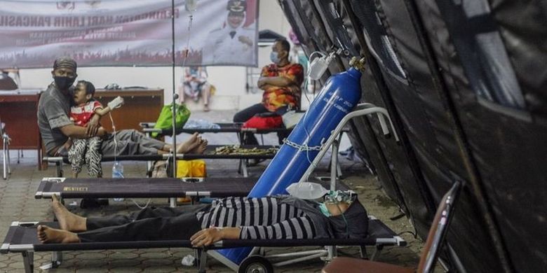 Pasien mendapatkan perawatan di tenda darurat Rumah Sakit Umum Daerah (RSUD) Cibinong, Kabupaten Bogor, Jawa Barat, Kamis (24/6/2021).