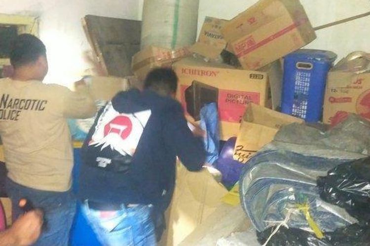 Anggota Polres Indramayu ketika menyita ratusan dus minuman keras (miras) berbagai jenis dari ruangan rahasia mirip bunker di sebuah gudang di Kelurahan Lemahmekar, Kecamatan/Kabupaten Indramayu.