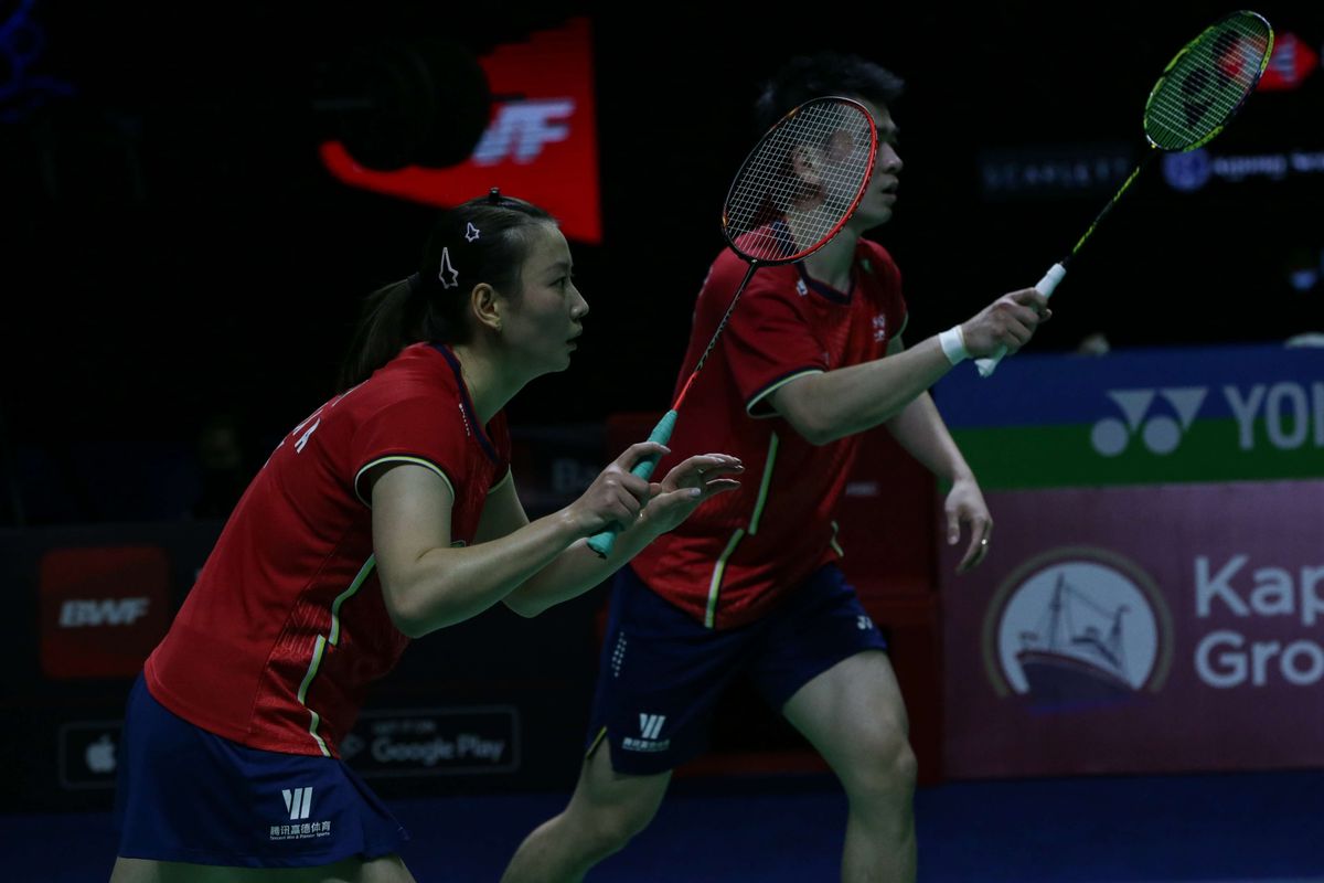 Ganda campuran China, Zheng Si Wei/Huang Ya Qiong, bertanding melawan ganda campuran Jepang, Yuta Watanabe/Arisa Higashino pada partai final Indonesia Open 2022 di Istora Senayan, Jakarta, Minggu (19/6/2022). Terkini, Zheng/Huang akan menghadapi Robin Tabeling/Selena Piek pada final French Open 2022, Minggu (30/10/2022).