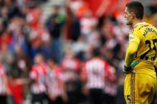 Kebobolan 8 Gol, Kiper Sunderland Akan Ganti Ongkos Perjalanan Fans