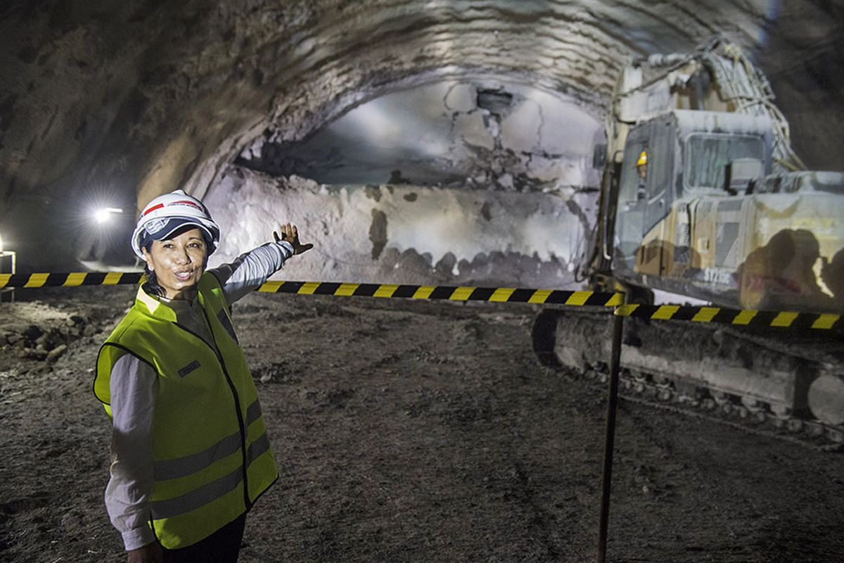 Menteri BUMN Rini Soemarno menyaksikan Tunnel Walini yang berhasil ditembus saat pengerjaan proyek Kereta Cepat Jakarta-Bandung di Kabupaten Bandung Barat, Jawa Barat, Selasa (14/5/2019). Pembangunan Proyek Kereta Cepat Jakarta - Bandung (KCJB) mencapai babak baru setelah Tunnel Walini di Jawa Barat berhasil ditembus yang pengerjaannya dilaksanakan selama 15 bulan, dengan panjang 608 meter menjadi tunnel pertama dari 13 tunnel KCJB lainnya yang berhasil ditembus.