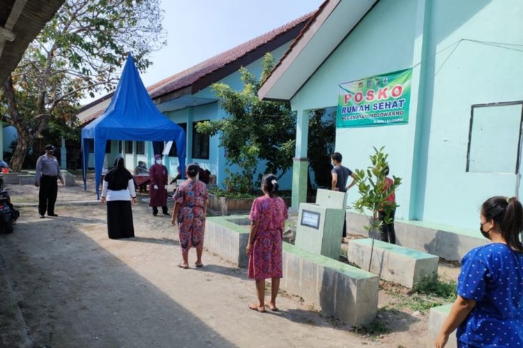 Sejumlah pasien Covid-19 yang sedang isolasi di Rumah Sehat SMPN 1 Mojowarno Kabupaten Jombang, Jawa Timur, melakukan olahraga untuk meningkatkan kebugaran.
