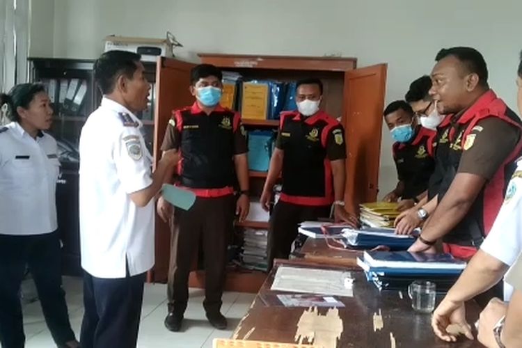 Foto : Penyidik Kejaksaan Negeri Manggarai menggeledah Kantor Dinas Perhubungan dan Komunikasi dan Informatika Kabupaten Manggarai Timur, NTT, pada Selasa (11/10/2022).