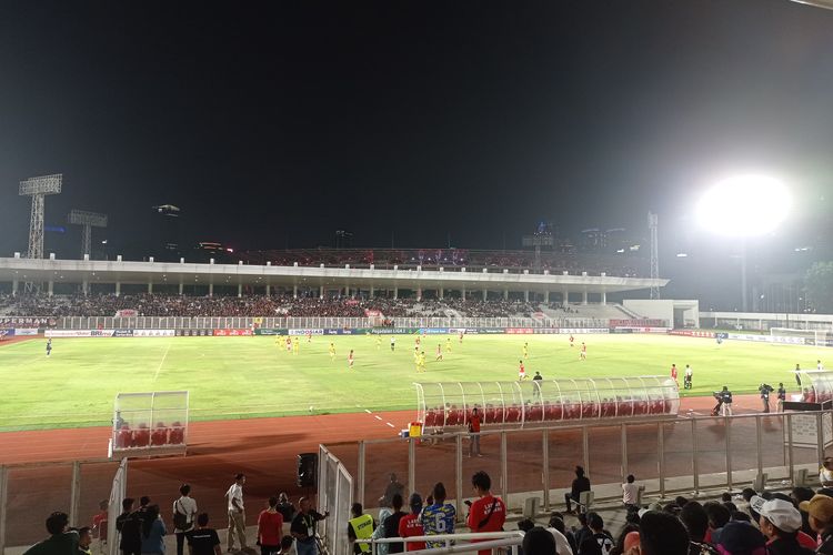 Suasana laga Malut United vs Semen Padang pada leg pertama semifinal Liga 2 2023-2024 yang digelar di Stadion Madya Gelora Bung Karno, Jakarta, pada Minggu (25/2/2024) malam WIB.