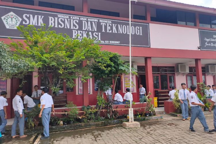 SMK Bisnis dan Teknologi Bekasi di Cikunir, Bekasi, Senin (10/2/2020).