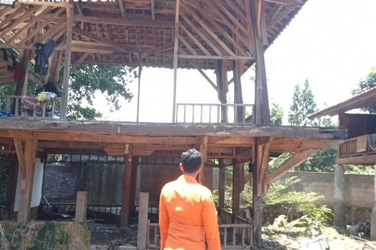 Tim TRC sedang memasang safety line di lokasi banjir dan longsor di wilayah Jonggol, Kabupaten Bogor, Jawa Barat, Sabtu (1/11/2025).