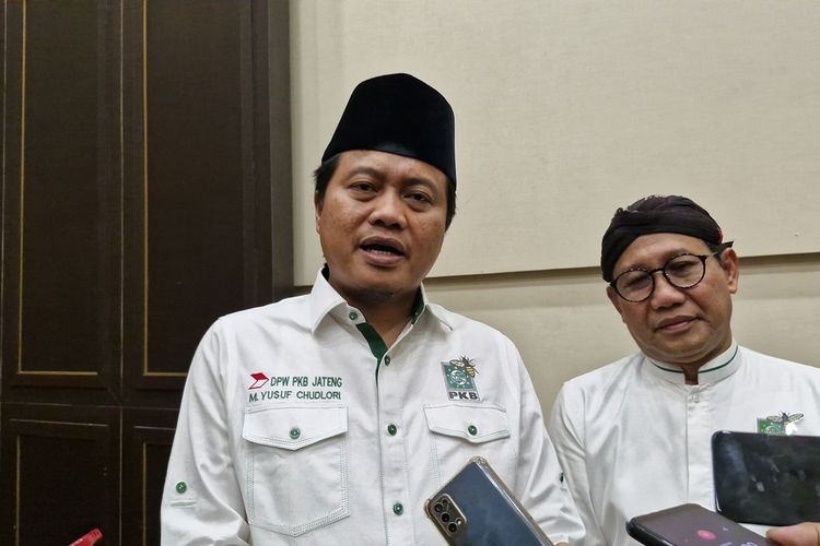 Ketua DPW PKB Jateng, Muhammad Yusuf Chudlori diwawancarai di sela acara konsolidadi pemenangan Pilkada Jateng 2024 di Semarang, Jumat (17/5/2024).