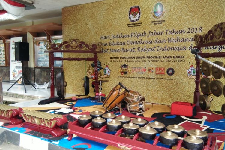 Peralatan gamelan di kantor KPU Jabar disediakan untuk menyambut pasangan calon gubernur dan wakil gubernur pada Pilkada Jabar, Senin (8/1/2018).