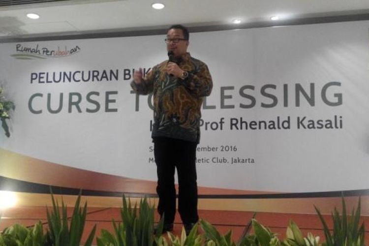 Prof Rhenald Kasali dalam peluncuran buku karyanya yang berjudul Curse to Blessing di Jakarta, Selasa (20/12/2016).