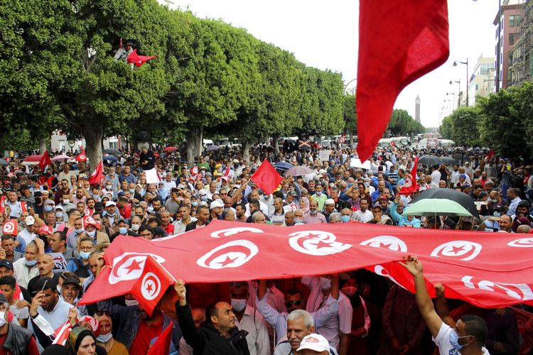 Warga Tunisia berdemonstrasi menentang Presiden Tunisia Kais Saied di Tunis, Tunisia. Minggu, 10 Oktober 2021. 