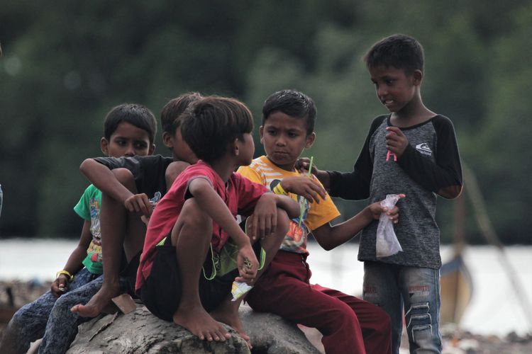 Anak pengungsi Rohingya saat berbincang dengan bocah dari Desa Kuala Besar di Pulau Mercusuar,  Desa Karang Gading, Deli Serdang,Rabu (17/1/2024)