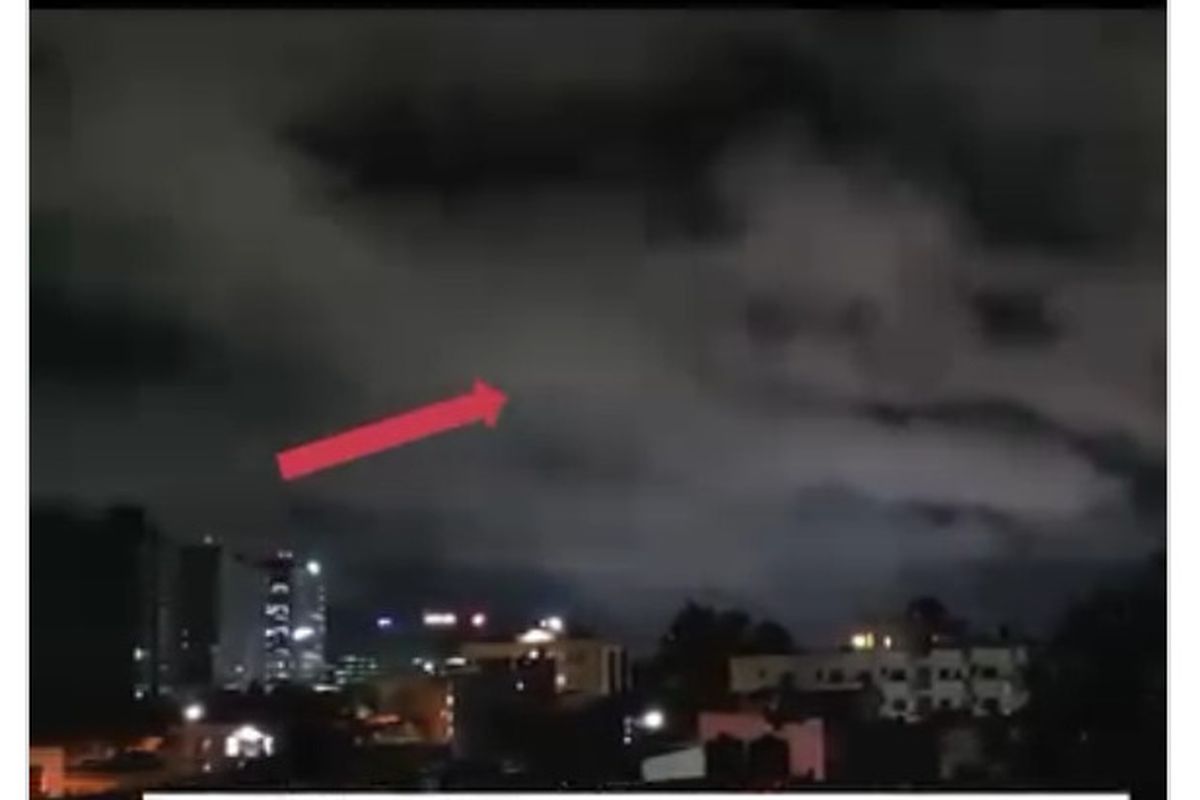 Tangkapan layar video menampilkan awan mendung yang tampak terang pada malam hari.