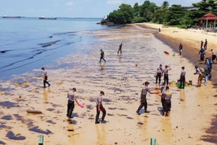 Sebanyak 259 aparat keamanan dikerahkan membersihkan tumpahan minyak di sepanjang Pantai Monpera hingga Pelabuhan Semayang, Senin (2/4/2018).