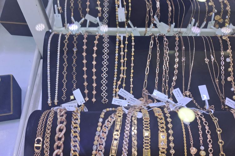 beberpa koleksi perhiasan di toko emas Sumbar Riau, Blok M. Terdapat desain clover di kiri atas berwarna hitam, Senin (01/04/2024).