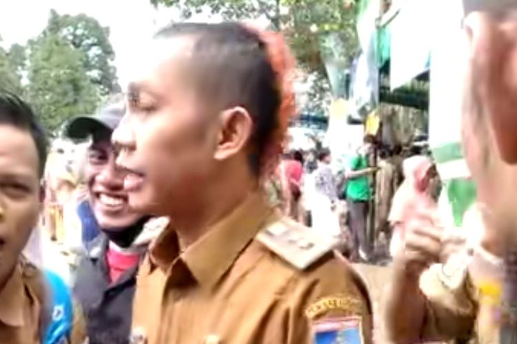 Tangkapan layar kades Sigerongan, Lombok Barat yang viral dengan gaya rambut anak punk