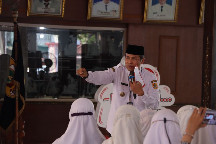 Bupati Wonogiri Joko Sutopo memberikan arahan kepada ribuan Tim Pendamping Keluarga (TPK) Kabupaten Wonogiri untuk berkomitmen menurunkan angka stunting pada anak pekan lalu. Kebijakan itu menjadi bagian upaya Kabupaten Wonogiri agar target zero stunting dapat tercapai di tahun 2024.
