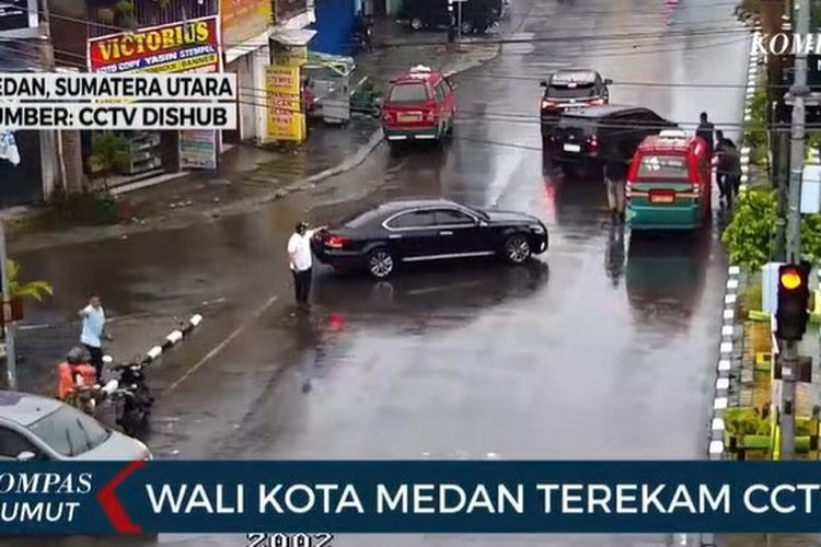 Sebuah rekaman CCTV viral di media sosial saat Wali Kota Medan turun dari mobilnya dan memarahi sopir angkot yang menerobos lampu merah, Rabu (1/3/2023).