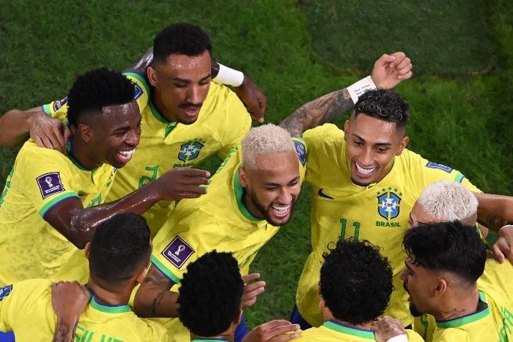 Penyerang Brasil Neymar merayakan gol kedua timnya pada babak 16 besar Piala Dunia 2022 Qatar antara Brasil vs Korea Selatan di Stadion 974 di Doha pada Selasa 6 Desember 2022 dini hari WIB.