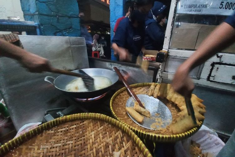 Proses menggoreng lumpia di Lumpia Samijaya. 