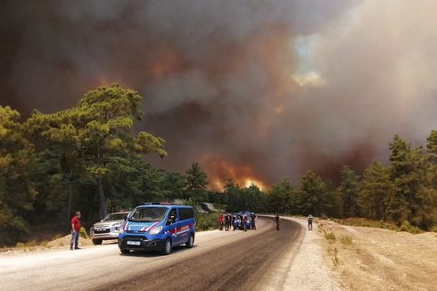 Kebakaran Hebat Melanda Turki, Para Penduduk Berlarian Menyelamatkan diri