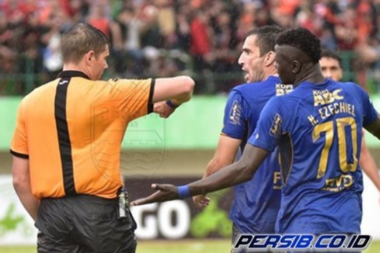 Wasit asal Australia, Evans Shaun, memberikan kartu merah kepada bek Persib Bandung Vladimir Vujovic dalam pertandingan Liga 1 melawan Persija Jakarta di Stadion Manahan, Solo, Jumat (3/11/2017). 