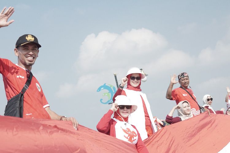 Bendera merah putih panjang 500 meter dan lebar dua meter dibentangkan Dinas Pariwisata dan Kebudayaan (Disparbud) Lamongan di Waduk Gondang, Kecamatan Sugio, Lamongan, Jawa Timur, Jumat (9/8/2024).