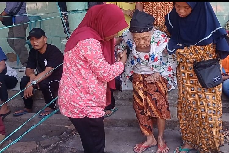 Nenek Misdi memilih sendiri cakades melalui e-voting di Magetan, Jawa Timur, Selasa (12/9/2023).