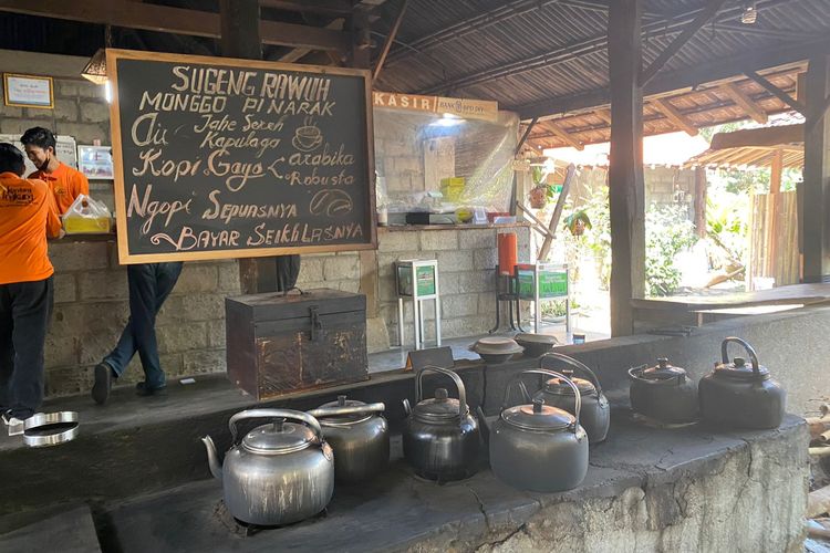 Kopi sepuasnya bayar seikhlasnya di Rumah makan Kandang Ingkung di Sleman, Yogyakarta. 