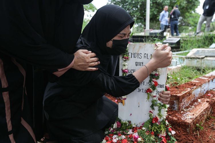 Suasana haru saat pemakaman salah satu korban robohnya tembok sekolah MTsN 19 Pondok Labu, Jakarta, Dendis Al Latif  di TPU Kampung Kandang, Jakarta Selatan, Jumat (7/10/2022) . Peristiwa ini mengakibatkan 3 orang siswa meninggal dunia dan 3 lainnya luka-luka.